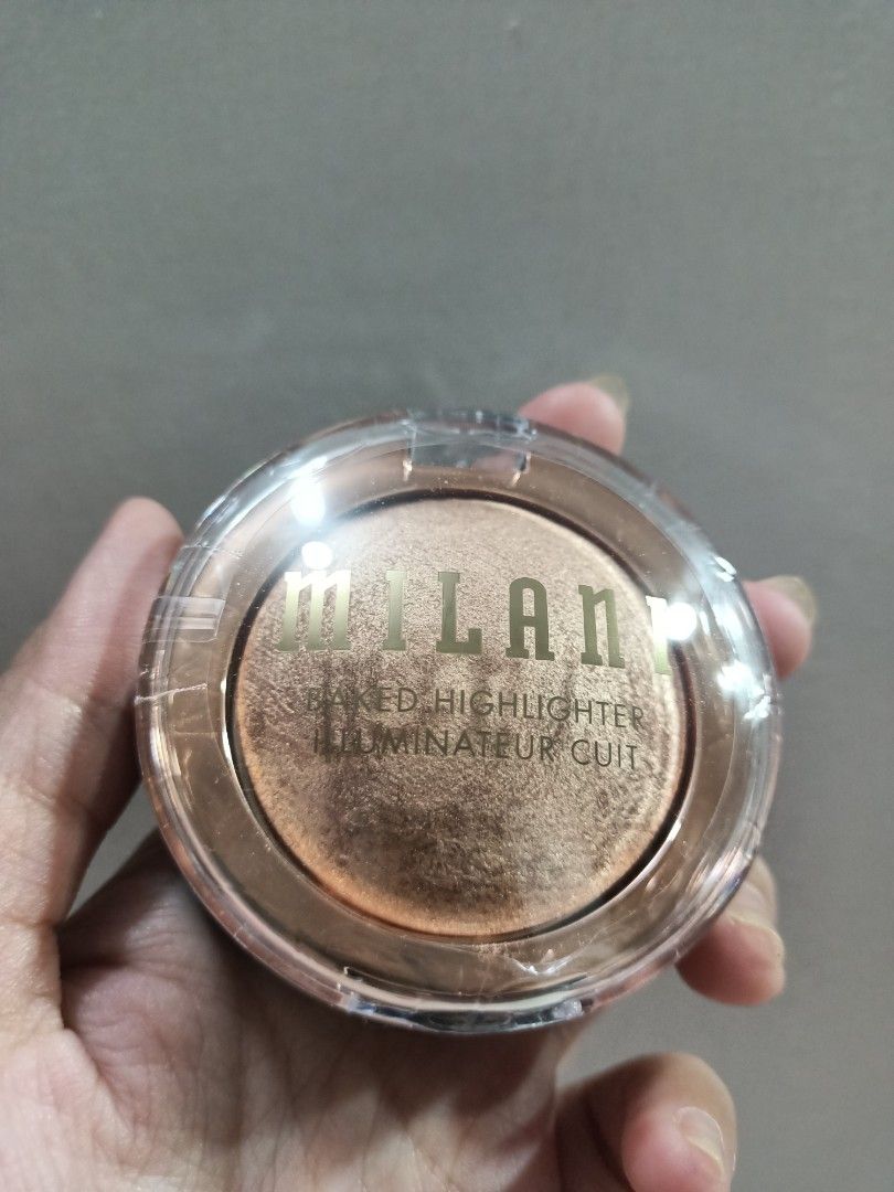 Milani Baked Highlighter (Category: Makeup) located in Bislig. Submitted by vanityarchives (Listing ID 1465733647, Image 2). Description: this is the smaller version, shade 02 champagne d'oro (0.12oz/3.5g) original from the USA, not yet opened packaging still intact rfs: don't really use highlighters.