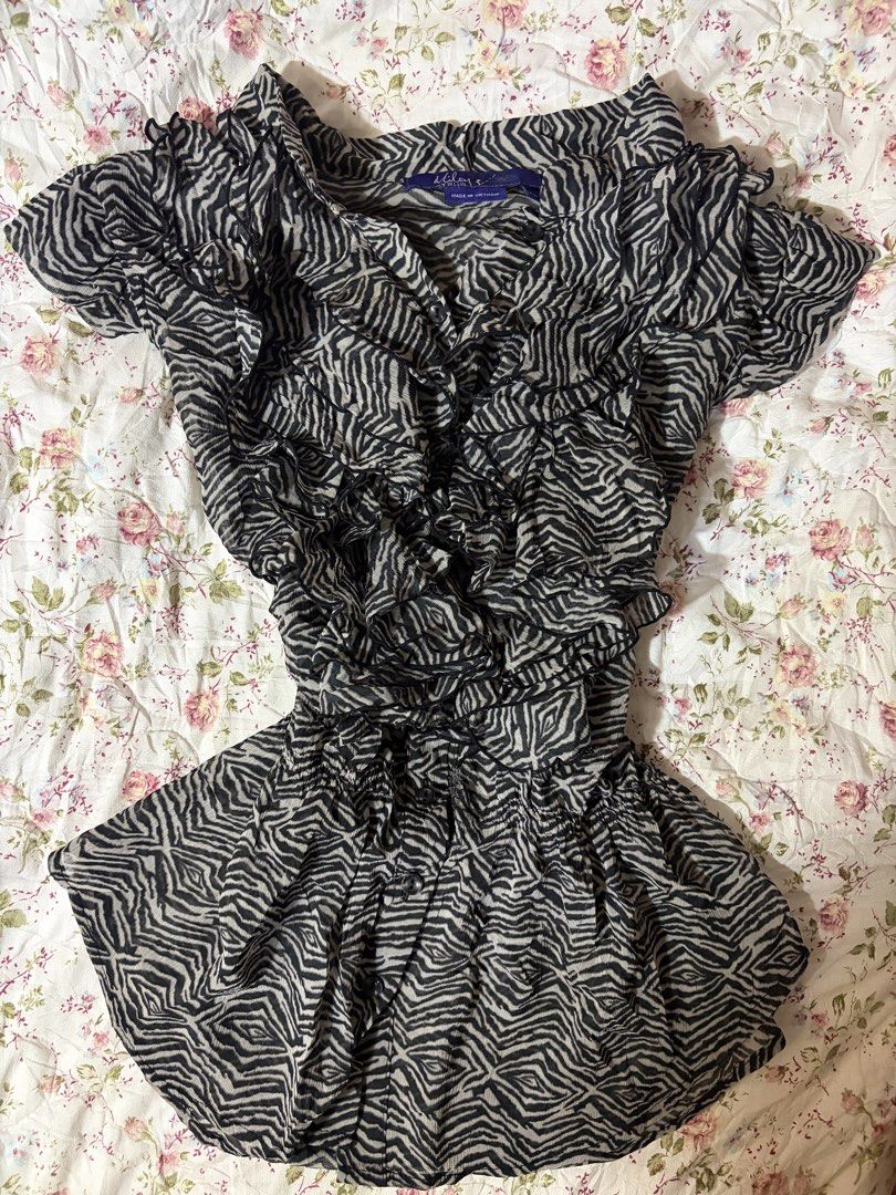 Miley Cyrus Zebra Ruffled Top (Category: Blouses) located in Muntinlupa City. Submitted by herellas0504 (Listing ID 1465707402, Image 1). Description: Miley Cyrus Zebra Ruffled Top Mine: 200🐝 | Lock: 300 OPEN FOR LOCK! ———————————— size: xs-small issue: see slide 4 (barely noticeable,need to sew) still in good condition willing to keep.