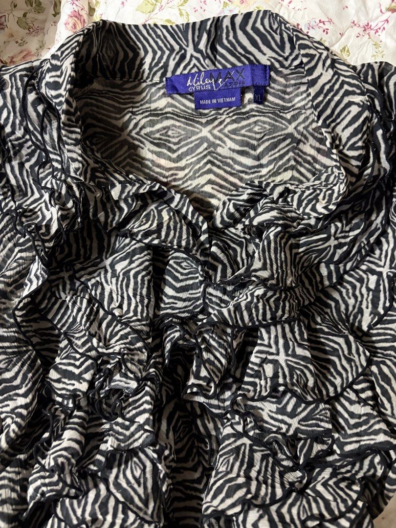 Miley Cyrus Zebra Ruffled Top (Category: Blouses) located in Muntinlupa City. Submitted by herellas0504 (Listing ID 1465707402, Image 3). Description: Miley Cyrus Zebra Ruffled Top Mine: 200🐝 | Lock: 300 OPEN FOR LOCK! ———————————— size: xs-small issue: see slide 4 (barely noticeable,need to sew) still in good condition willing to keep.