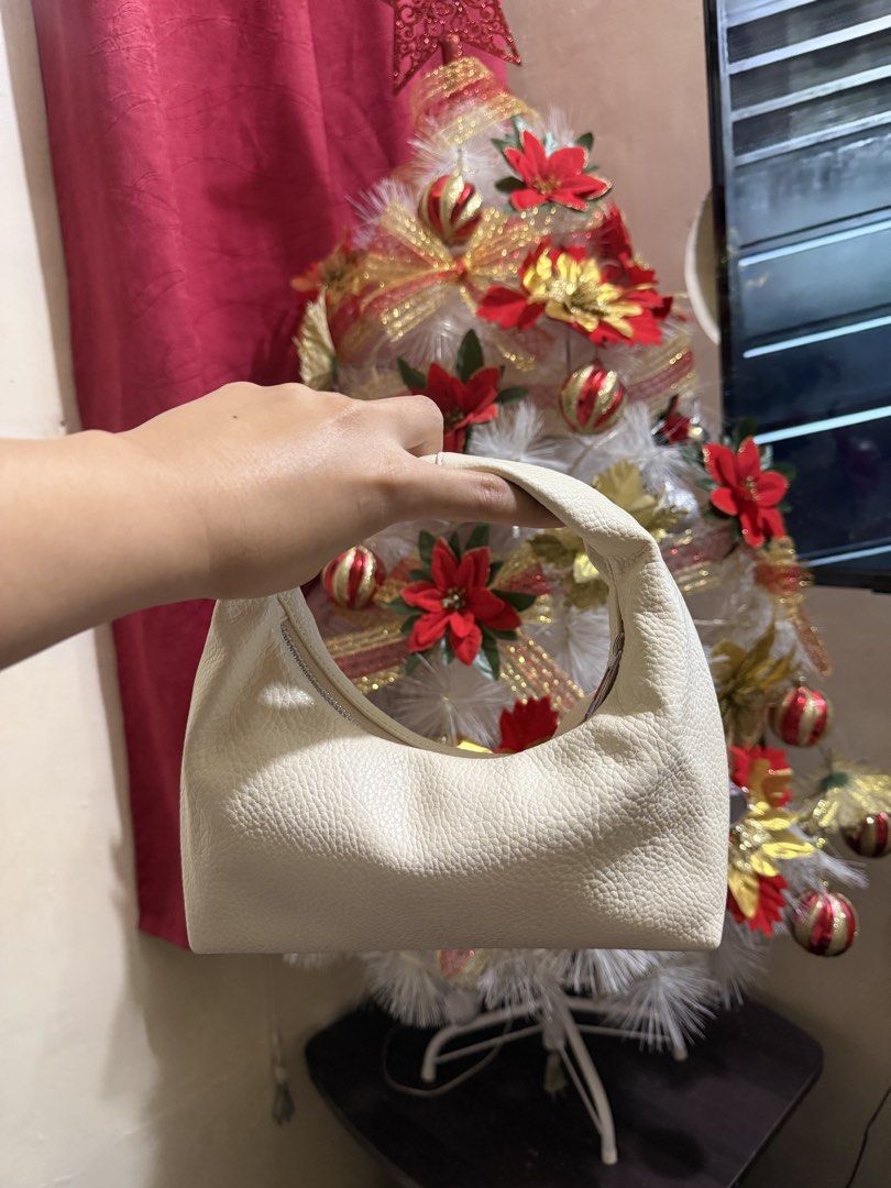 Mini eggshell hobo bag (Category: Wallets & Card holders) located in San Mateo. Submitted by grb_10 (Listing ID 1465649813, Image 2). Description: .