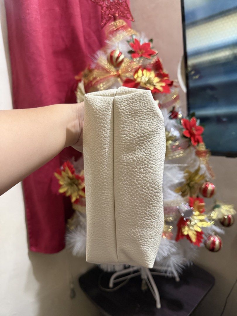 Mini eggshell hobo bag (Category: Wallets & Card holders) located in San Mateo. Submitted by grb_10 (Listing ID 1465649813, Image 3). Description: .