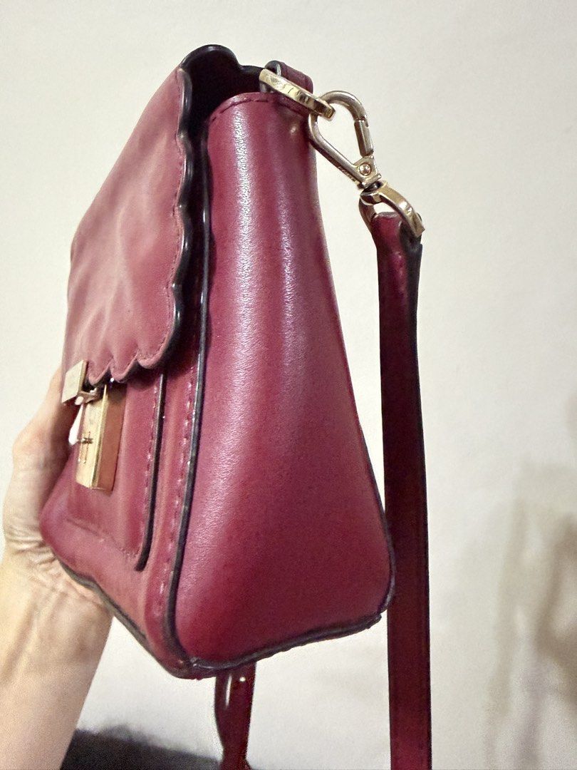 Mini leather crossbody bag (Category: Purses & Pouches) located in Balanga. Submitted by neri_declutters (Listing ID 1465683849, Image 2). Description: 📍Location: Balanga Bataan 🏍️Delivery Options: J&T, and LBC 💵Mode of Payment: Gcash, Bank Transfer (Payment First Basis) ❌No cancellation of order/s #PrelovedBags #PrelovedBag #PrelovedPH #PrelovedBagsPH #BrandedPreloved ThriftFinds UkayFinds UkayPH SecondHandStyle Note: Kindly manage your expec