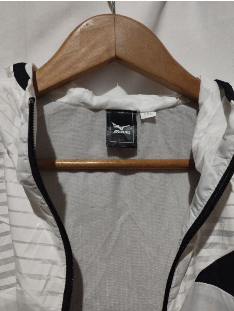 Mizuno breath thermo white nylon parka jacket (Category: Coats, Jackets and Outerwear) located in Manila. Submitted by livecloud.68f180 (Listing ID 1465757645, Image 2). Description: Length 31 Width 26.