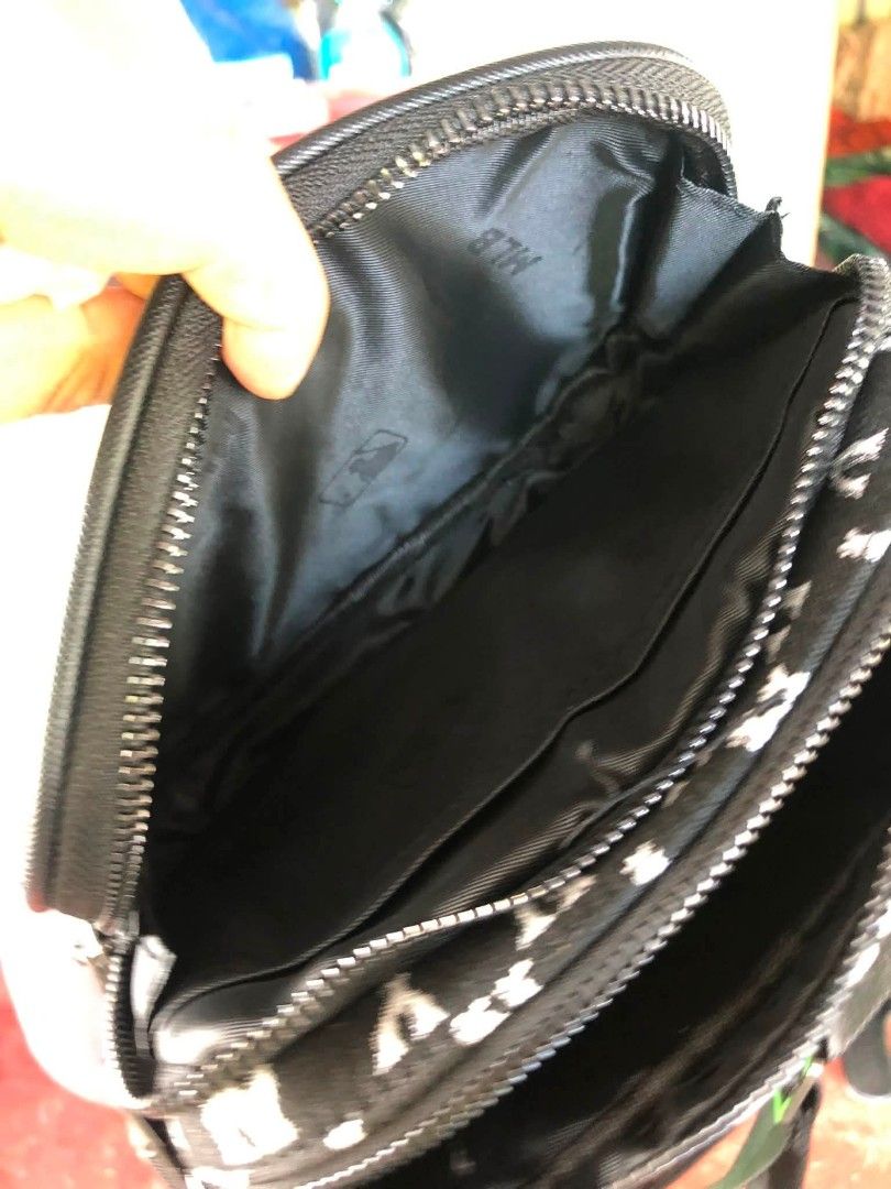 MLB (Category: Cross-body Bags) located in Ozamiz City. Submitted by kapesteba112457 (Listing ID 1465579530, Image 3). Description: Small size MLB canvas. New.. for only 1000. Small to med size wallet only kasya . Double zip .. ganda subrang kapal..pasok pang gift ... brand new poh sya.