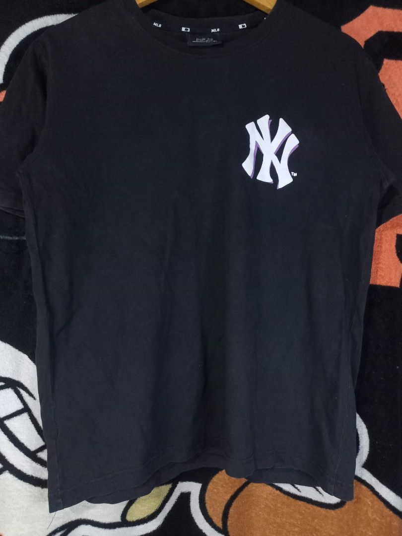 MLB New York Yankees Tshirt (Category: Tshirts & Polo Shirts ) located in Castilla. Submitted by stignapamorma (Listing ID 1465682746, Image 1). Description: Branded Black T-shirt ( Thrifted ) Size - 19.5x25 Condition - Excellent Color Rate - 9/10 Issue - None Price - 450+SF.