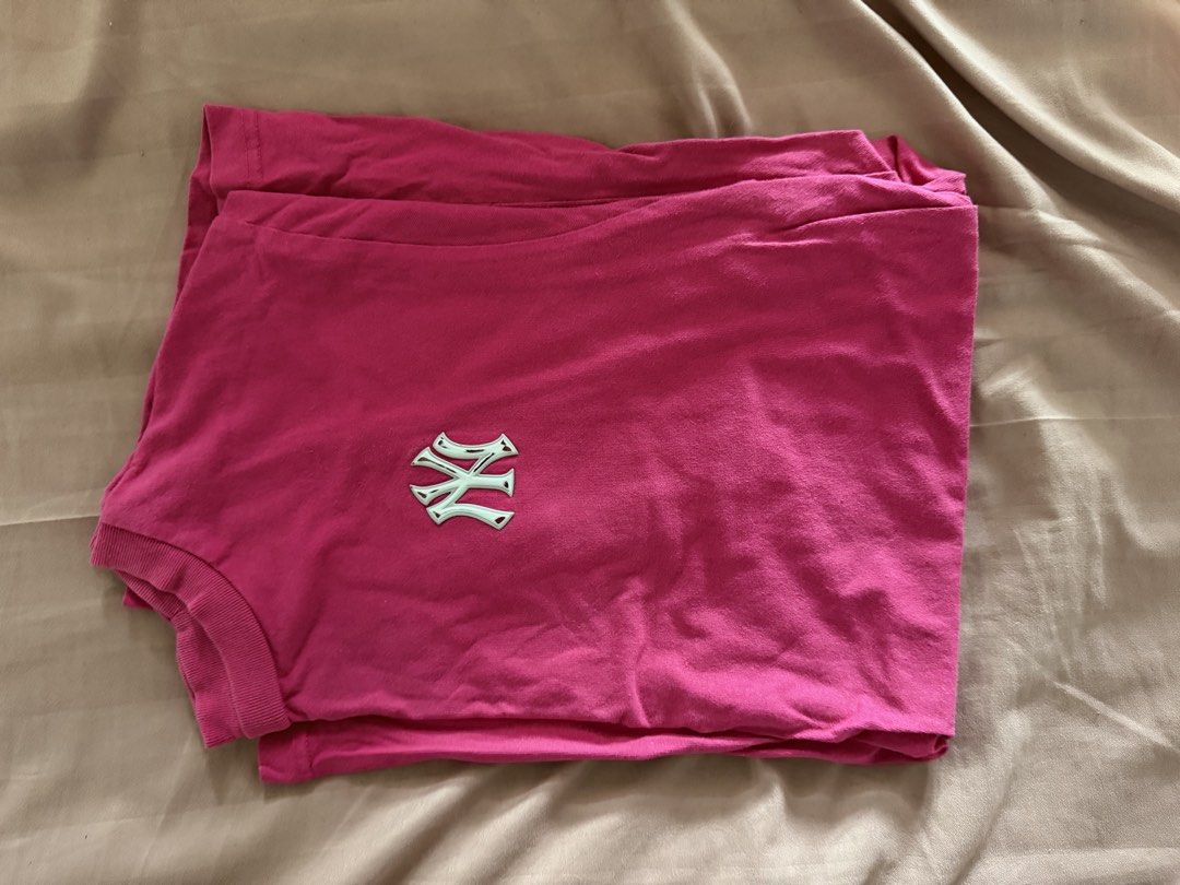MLB NY Yankees (Category: Shirts) located in Cavite. Submitted by ja.999 (Listing ID 1465612977, Image 1). Description: 👉🏻 Defect: Parang nalapnos yung logo sa harap since nadaanan sha ng plantsa 👉🏻 RFS: Decluttering 👉🏻 Pls manage ur expectations 👉🏻 Can do Same Day Delivery 👉🏻 Loc: Makati 👉🏻 Price is negotiable (esp if marami kayo bibilhin sa items ko hehe) .