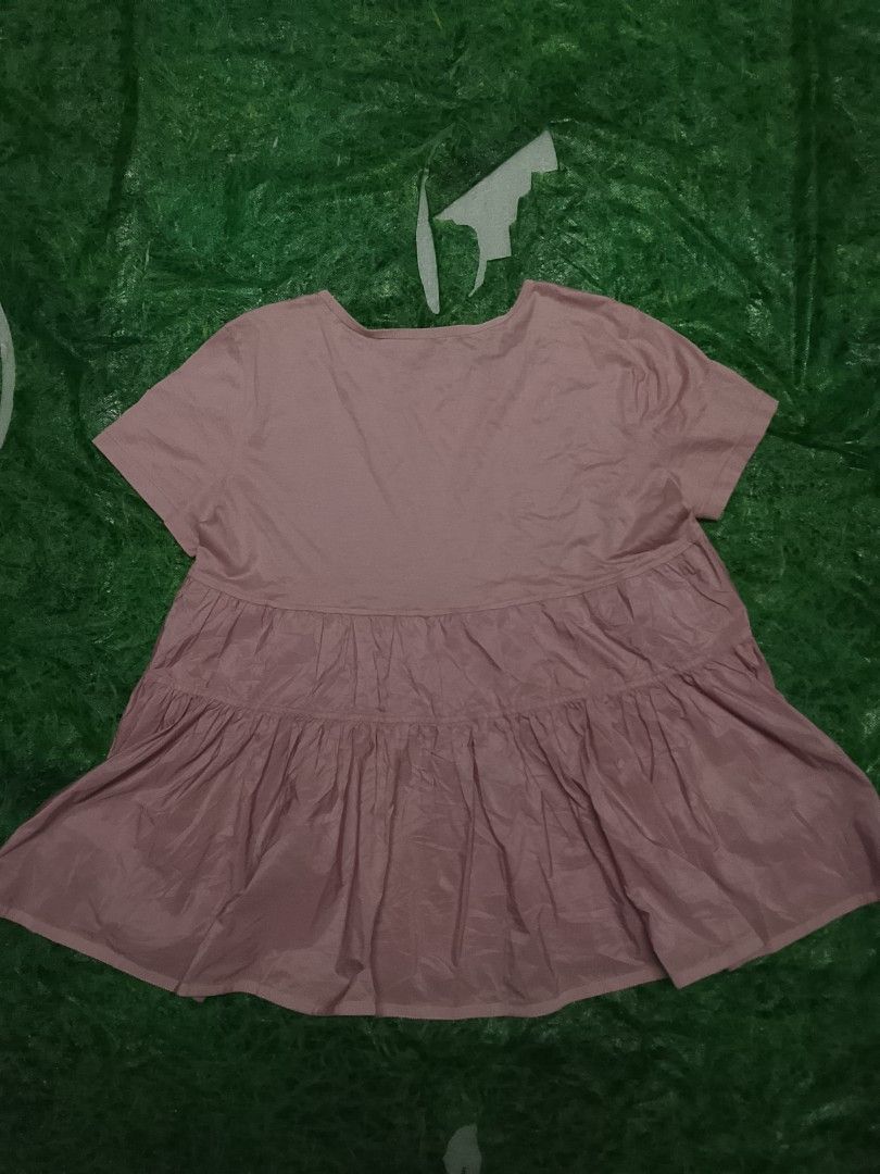 Moncler pink cotton and tech taffeta flared tee (Category: Others Tops) located in Tagbina. Submitted by jera-thrift.16 (Listing ID 1465635657, Image 2). Description: excellent condition color rate-9.3/10 dimes-W-19.5 L-25 Issue - last 2 pics (minor rust stain).