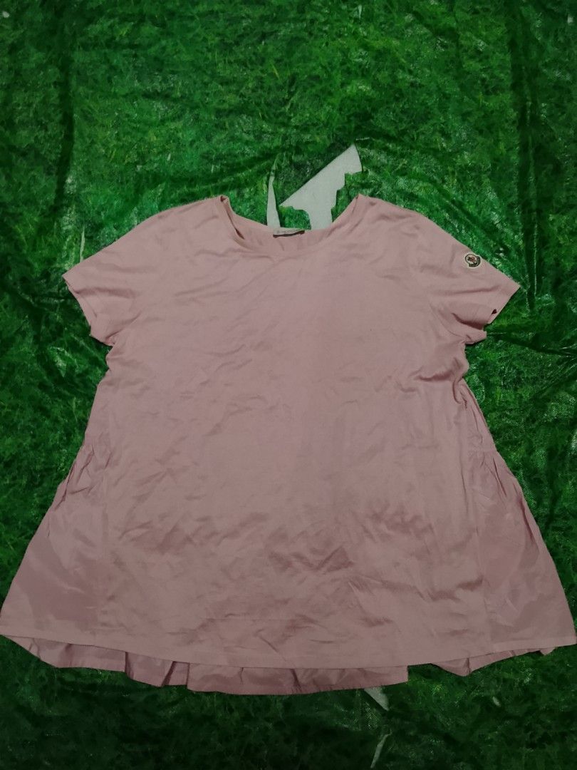 Moncler pink cotton and tech taffeta flared tee (Category: Others Tops) located in Tagbina. Submitted by jera-thrift.16 (Listing ID 1465635657, Image 1). Description: excellent condition color rate-9.3/10 dimes-W-19.5 L-25 Issue - last 2 pics (minor rust stain).