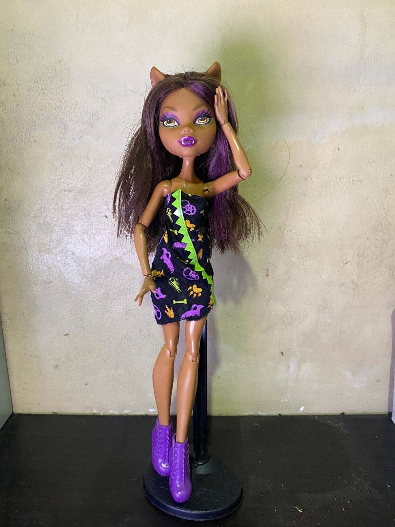 Monster High Clawdeen Freaky Fieldtrip (Category: Action & Battle Toys) located in Manila. Submitted by mereopheseereal_ (Listing ID 1465752346, Image 2). Description: •―୨୧⋆ ˚ Clawdeen - Freaky Fieldtrip 🐺 PROS ☺️ * Has no joints issues, has no stains and still intact aswell. * look good as new CONS 😣 * has the original outfit and shoes * two arms are rebodied 📍 750 if sure buyer I could lessen the price. don’t be shy to negotiateee ! 📍SHIPPI