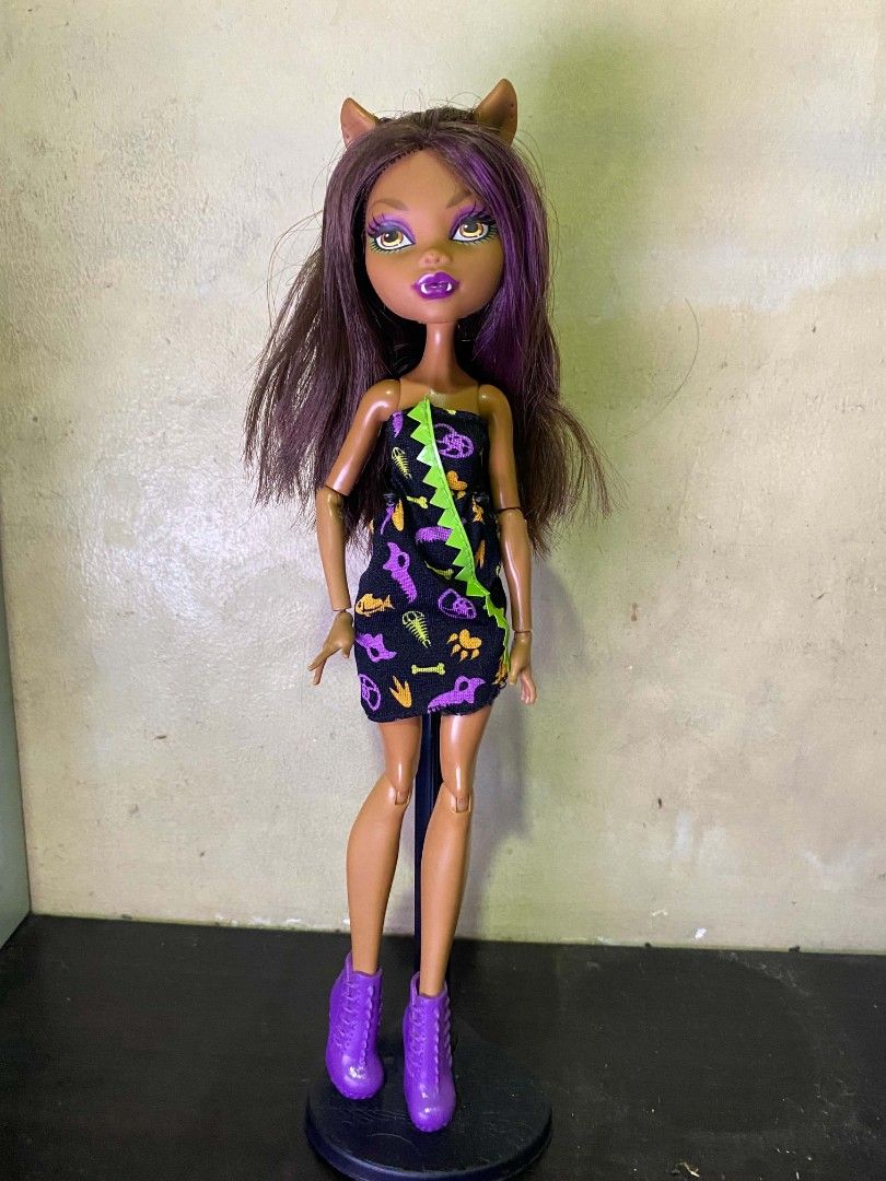 Monster High Clawdeen Freaky Fieldtrip (Category: Action & Battle Toys) located in Manila. Submitted by mereopheseereal_ (Listing ID 1465752346, Image 1). Description: •―୨୧⋆ ˚ Clawdeen - Freaky Fieldtrip 🐺 PROS ☺️ * Has no joints issues, has no stains and still intact aswell. * look good as new CONS 😣 * has the original outfit and shoes * two arms are rebodied 📍 750 if sure buyer I could lessen the price. don’t be shy to negotiateee ! 📍SHIPPI
