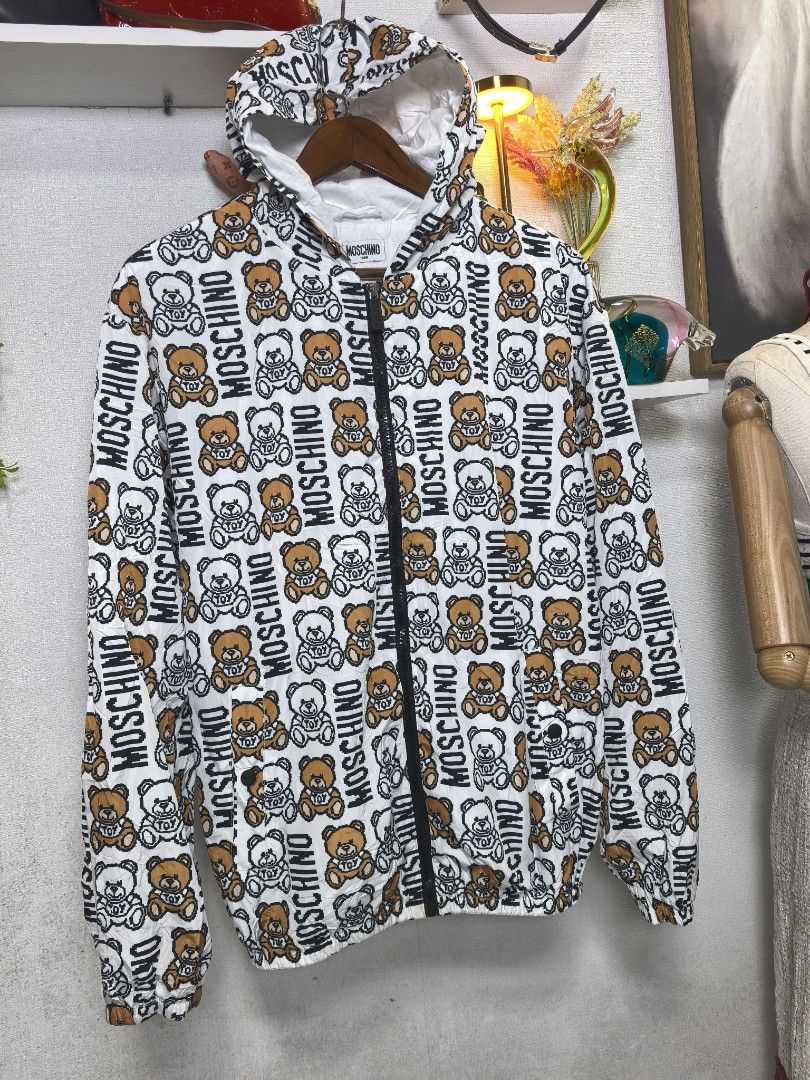 Moschino monogam windbreaker (Category: Luxury Apparel) located in Baguio. Submitted by ashzachary (Listing ID 1465699412, Image 3). Description: Moschino monogam windbreaker Condition :Excellent condition Color rate 10/10 Size :Medium Inches:W/L No issues No flaws Super ganda sa personal Pm. More details Good quality Plsss 📌No Bogus 📌No return MOP What you see is what you get PALAWAN, CEBUNA GCASH AND BDO Reminder😊 We're selling thrifted clot