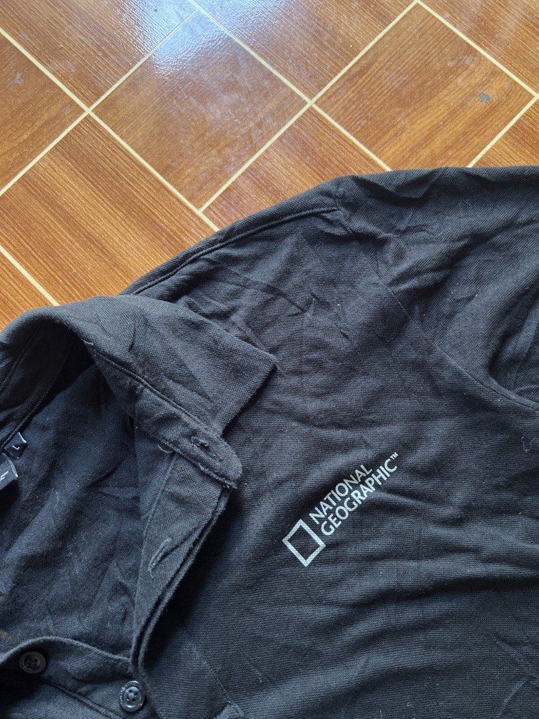 National Geographic Basic Pique Polo Shirt with Small Logo (Category: Tshirts & Polo Shirts ) located in Dauis. Submitted by goodsnhoodsgallery (Listing ID 1465607373, Image 3). Description: Excellent condition Complete tags Color rate: 9.5/10 Dimes: Length: 26’ L Width: 21’ W Large on tag Issue: Minimal logo peeling(see photos for reference) Negotiable, dm me for offers and details .