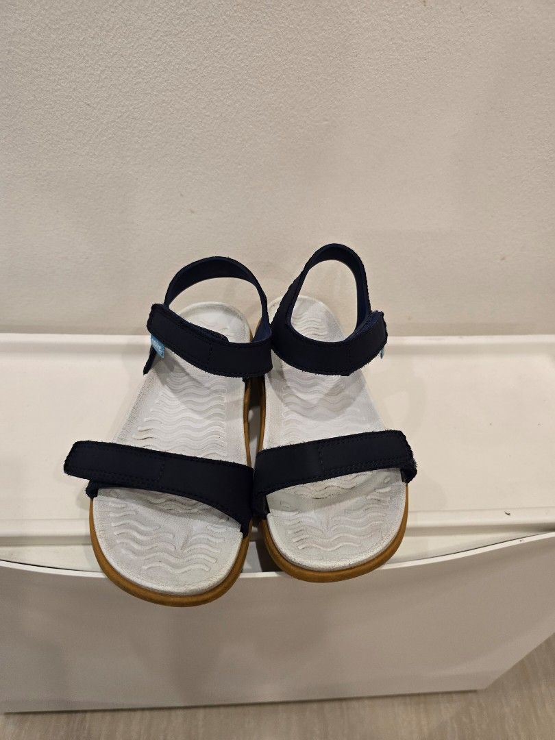 Native Shoes Charley Sandal (Category: Babies & Kids Fashion) located in Paranaque City. Submitted by mommywells (Listing ID 1465656235, Image 2). Description: - Authentic Native Charley sandals for toddlers - Color: Navy blue straps, white contoured footbed, brown outer sole - Size: 19cm insole - Dual hook-and-loop velcro straps for easy adjustability - Water-friendly material, ideal for outdoor adventures and beach days - Super easy to slip on 