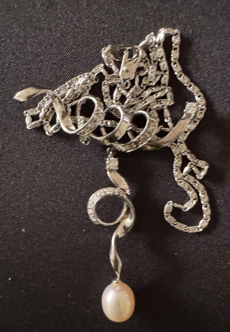 Necklace, pendant w/925 stamp (Category: Necklaces) located in Makati City. Submitted by rubyaltiche (Listing ID 1465579684, Image 1). Description: Silver necklace Pendant has 925 stamp.