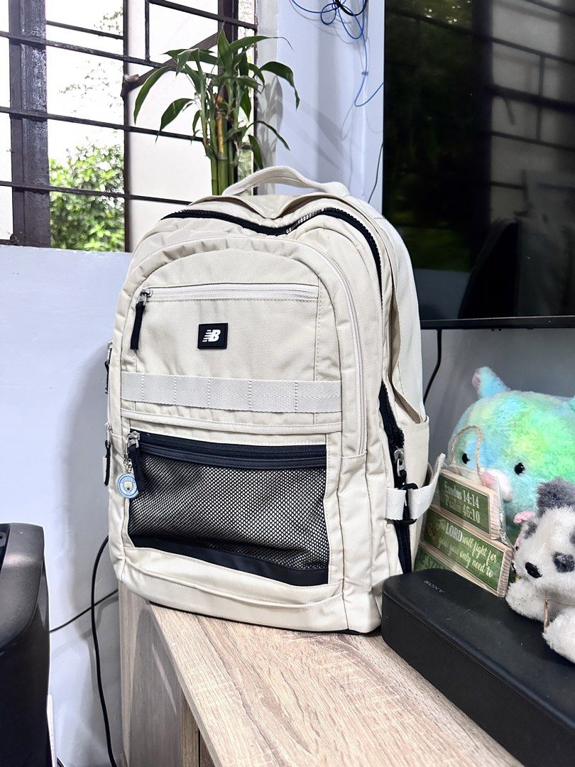 New balance bagpack (Category: Backpacks) located in Manila. Submitted by nilodanzcuadra (Listing ID 1465675169, Image 1). Description: Like new to Makapal na matigas Expandable Travel, school, etc Loc: north caloocan.