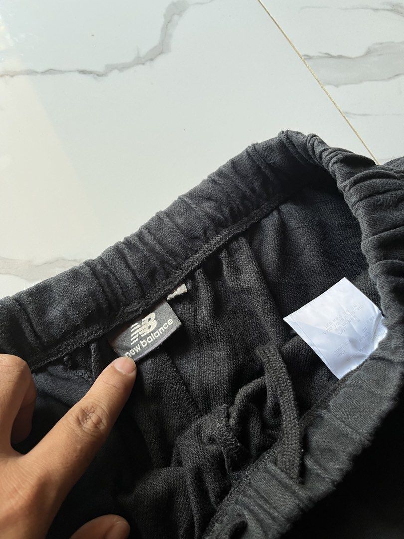 New Balance Black Sweatshorts Drawstring Waist (Category: Shorts) located in Tagum. Submitted by thisisdavethriftzzz (Listing ID 1465608613, Image 2). Description: Dimension⬇️ Waist: 28-36 Length: 20 Hem: 11 Issue: None Color rate: 9/10 ₱250.