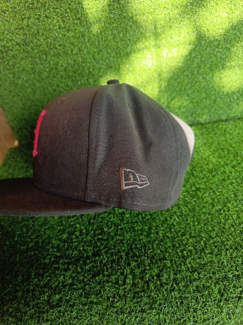New era (Category: Caps & Hats) located in Kabankalan. Submitted by b_balz (Listing ID 1465758181, Image 2). Description: subrang bago box nlng ang kulang rate nito 10/10 no issue.