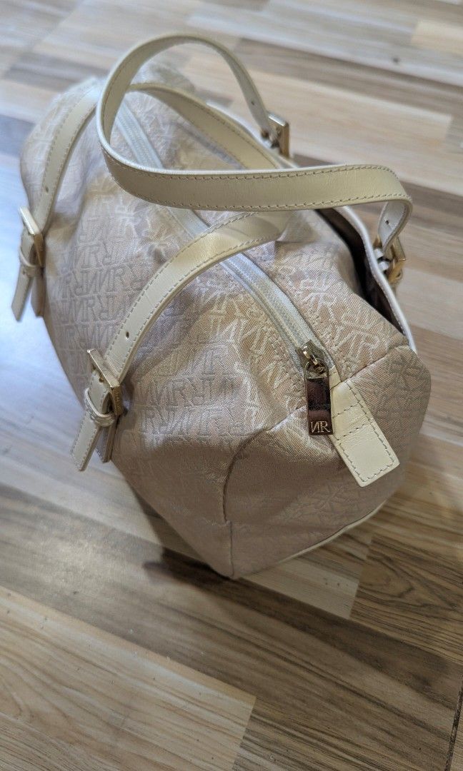 Niña Ricci bag authentic (Category: Shoulder Bags) located in Pasay City. Submitted by aatapparelshop (Listing ID 1465662522, Image 3). Description: GOOD CONDTION AUTHENTIC 100% 2800 NALANG DM 📩.