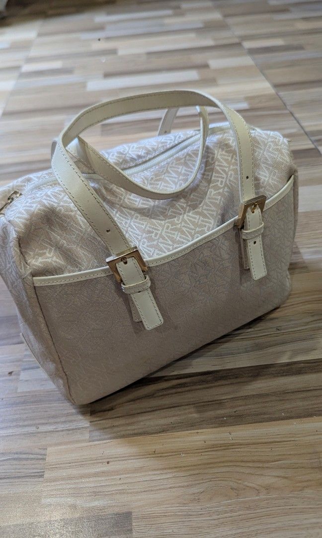Niña Ricci bag authentic (Category: Shoulder Bags) located in Pasay City. Submitted by aatapparelshop (Listing ID 1465662522, Image 1). Description: GOOD CONDTION AUTHENTIC 100% 2800 NALANG DM 📩.