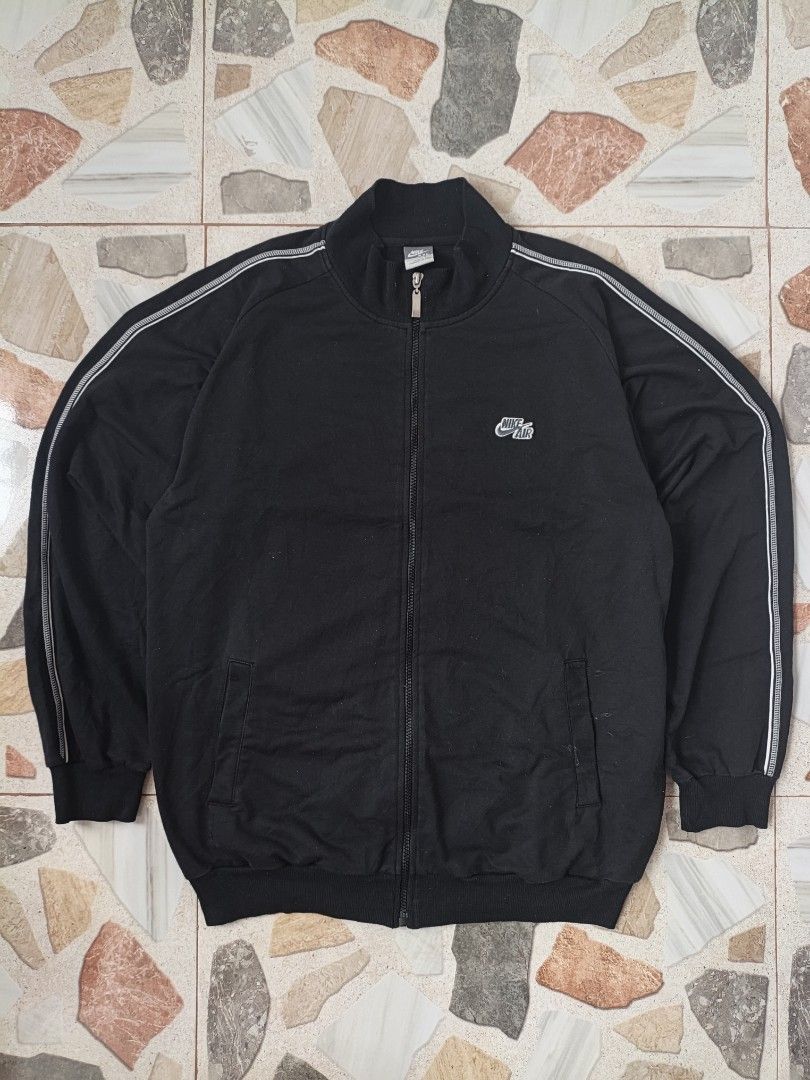 Nike Air Track Jacket | Black (Category: Coats, Jackets and Outerwear) located in Manila. Submitted by thriftters27 (Listing ID 1465588258, Image 1). Description: Nike Air Track Jacket | Black Black full-zip Nike Air track jacket na may mock neck collar, white piping sa sleeves, at 2 side pockets. Malinis ang itsura at pang-daily wear. 📏 W: 23.5 | L: 29 📍 Dasmariñas, Cavite 🚚 Courier: J&T 💳 Payment: GCash 📩 PM for orders.