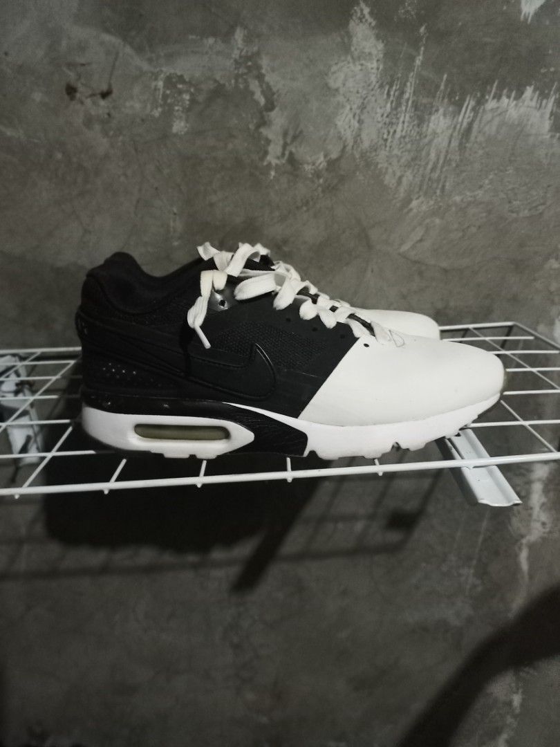 Nike Airmax (Category: Sneakers) located in Mabalacat. Submitted by hasashoe (Listing ID 1465679319, Image 1). Description: SIZE ON PIC EXCELLENT CONDITION READY TO WEAR GOOD WORKING PERFORMANCE.