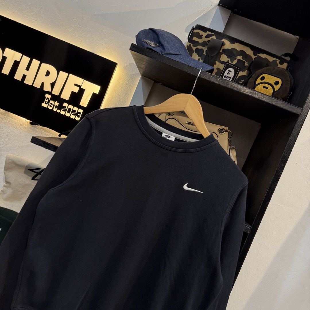Nike Black Crewneck Sweatshirt (Category: Coats, Jackets and Outerwear) located in Manila. Submitted by carbungcoalex (Listing ID 1465742614, Image 2). Description: NIKE SIDE CHEST SWOOSH SWEATSHIRT 21 by 26 Good Condition Complete tags 1200 CLAIM.