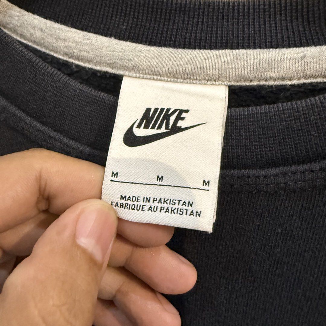 Nike Black Crewneck Sweatshirt (Category: Coats, Jackets and Outerwear) located in Manila. Submitted by carbungcoalex (Listing ID 1465742614, Image 3). Description: NIKE SIDE CHEST SWOOSH SWEATSHIRT 21 by 26 Good Condition Complete tags 1200 CLAIM.