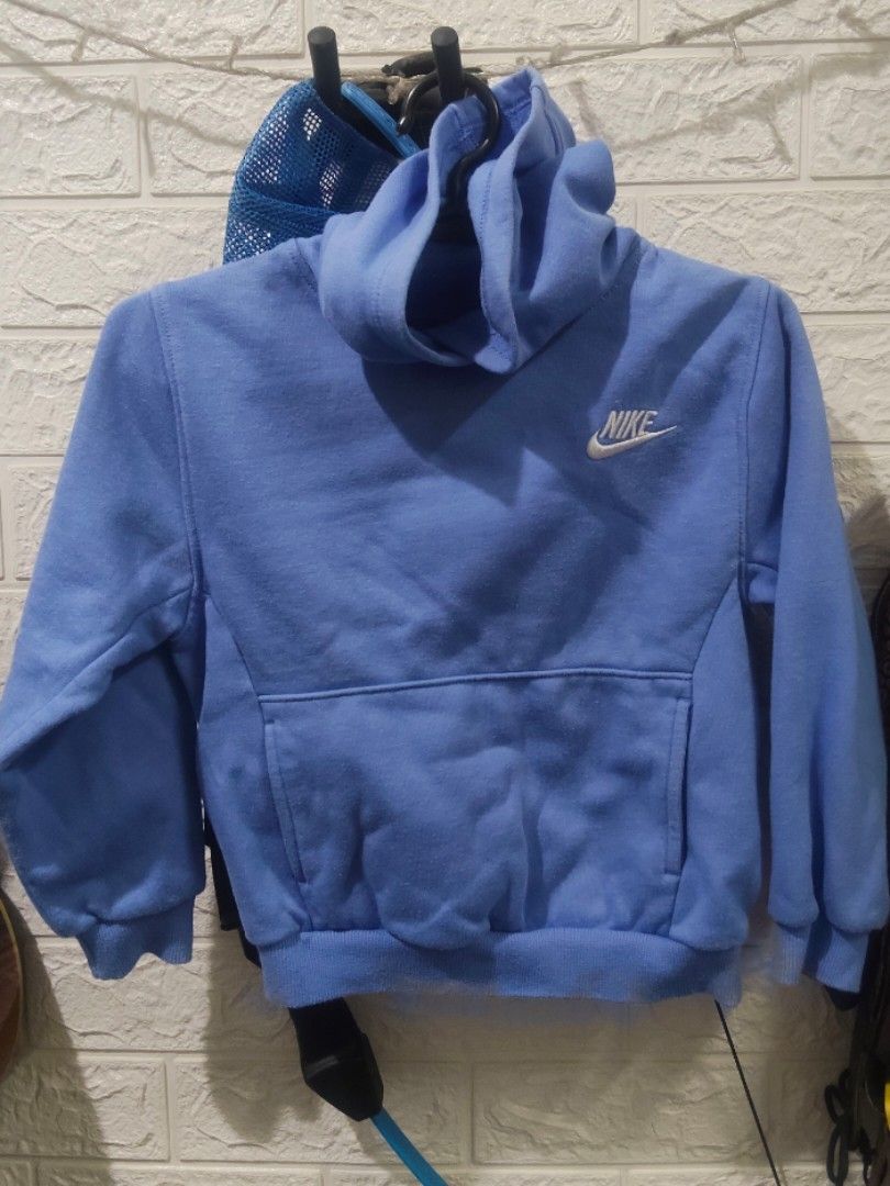Nike Blue Hoodie with Front Pocket (Category: Babies & Kids Fashion) located in Cainta. Submitted by carlayezzzz (Listing ID 1465643945, Image 1). Description: -bought from US for my daughter -slightly used -fits 3-5yo.