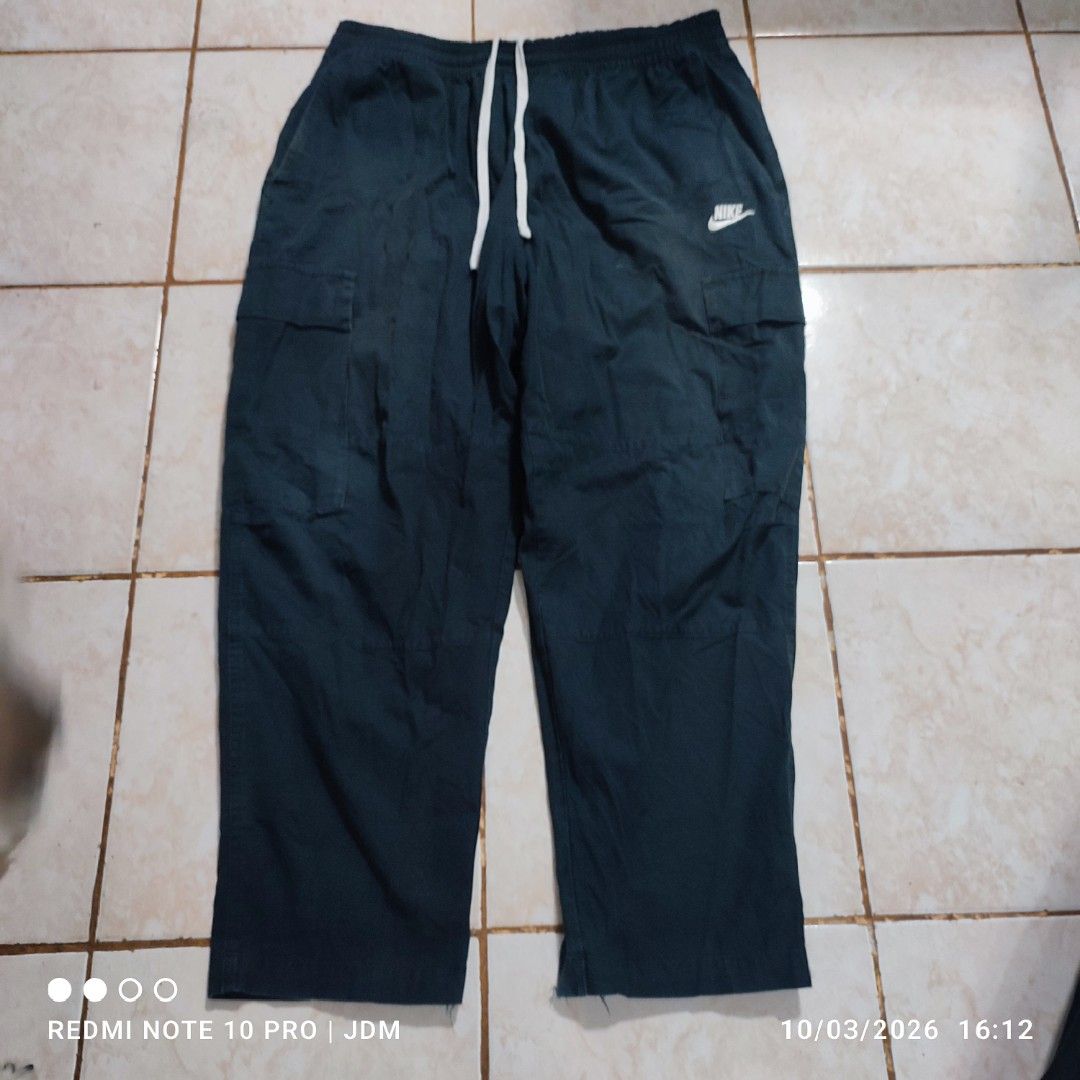 Nike Woven Cargo Pants (Category: Trousers) located in Antipolo. Submitted by klashnikov (Listing ID 1465659867, Image 1). Description: Size:2XL Dimes:34-40x37.5 Tags:complete Condition:Good Honest issue:used/see last pics needs rehem or just leave it as is Payment option:Bank transfer,gcash,cash ₱350 only Pwede videocall for legitimacy Pwede pickup sa aking munting garahe waze (JDM thrift shop) Pwedeng meetup around upper Antipolo,pag malayo ka 