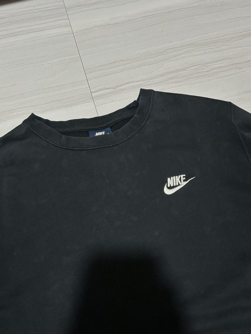 Nike Club Fleece Sweater (Category: Coats, Jackets and Outerwear) located in Manila. Submitted by blessed.drei (Listing ID 1465715982, Image 2). Description: Good Condition Width : 22 Length : 28 Size Large ₱200 + Shipping 📍 Deca Homes, Manila.
