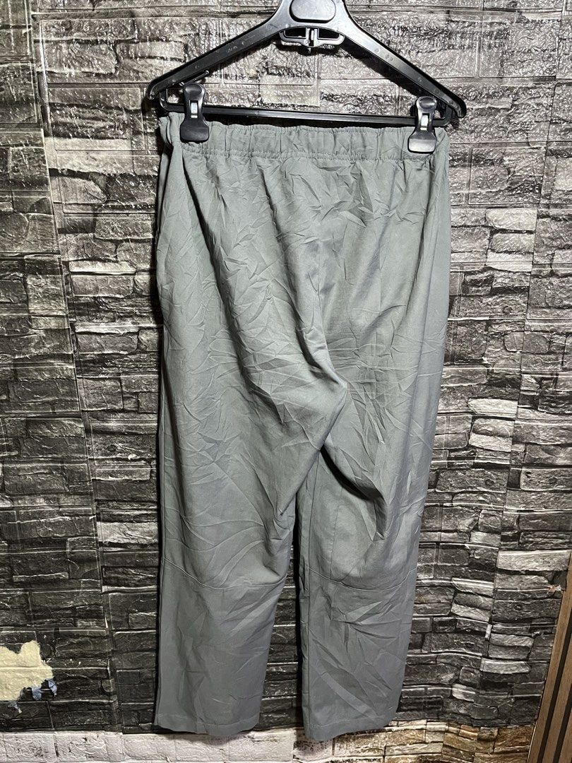 Nike Dri Fit Woven Pants (Category: Activewear) located in Manila. Submitted by flex_curation (Listing ID 1465579369, Image 3). Description: 32-36W 39L 8HEM IN VERY GOOD CONDITION BACOOR CAVITE LOC.