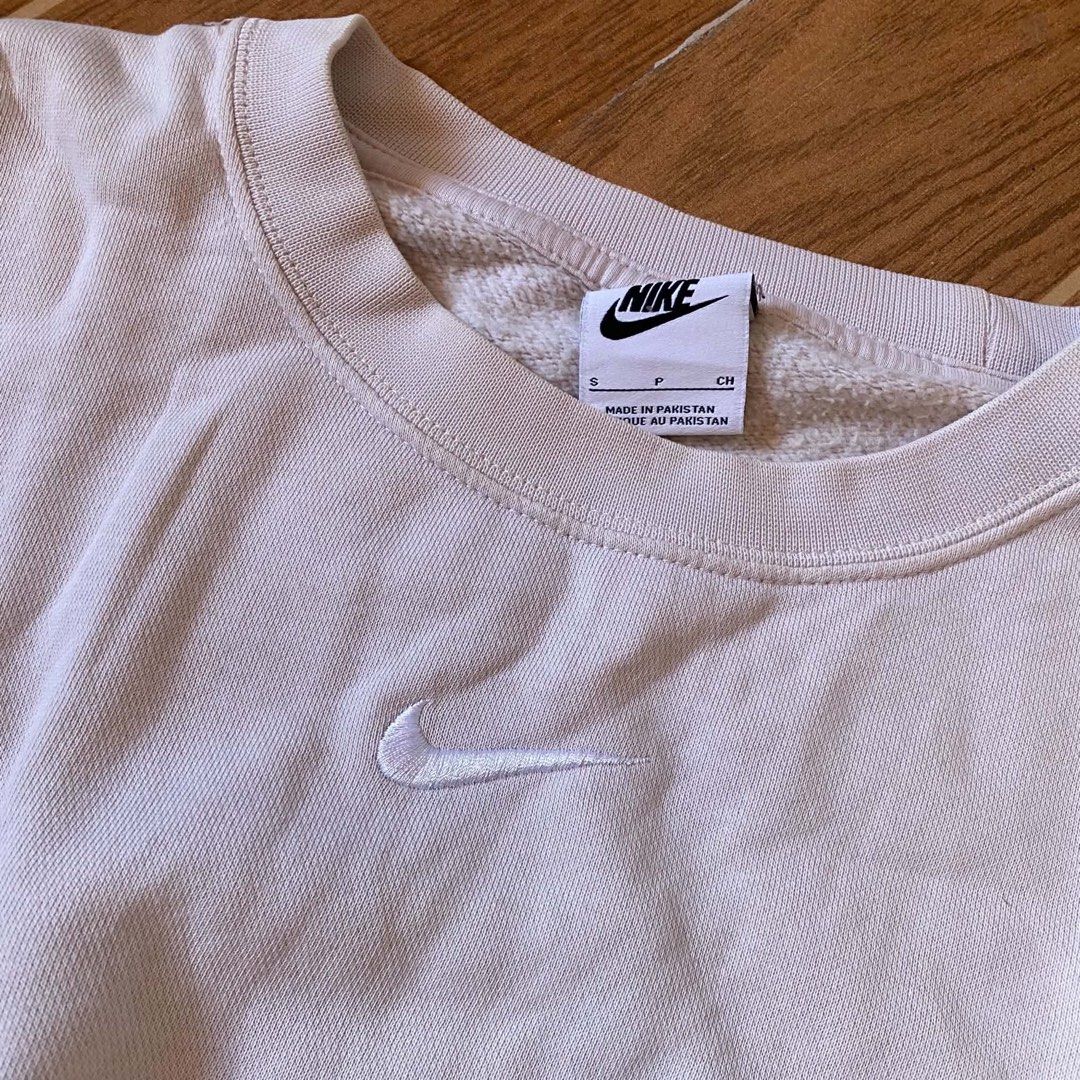 Nike fleece pullover (Category: Longsleeves) located in Paete. Submitted by fat.archives (Listing ID 1465670499, Image 3). Description: Dimes Bust 20 Length27 +sf.