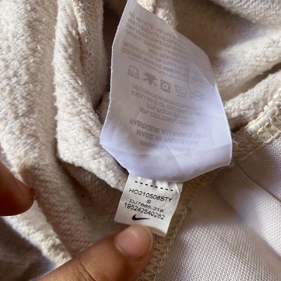 Nike fleece pullover (Category: Longsleeves) located in Paete. Submitted by fat.archives (Listing ID 1465670499, Image 2). Description: Dimes Bust 20 Length27 +sf.
