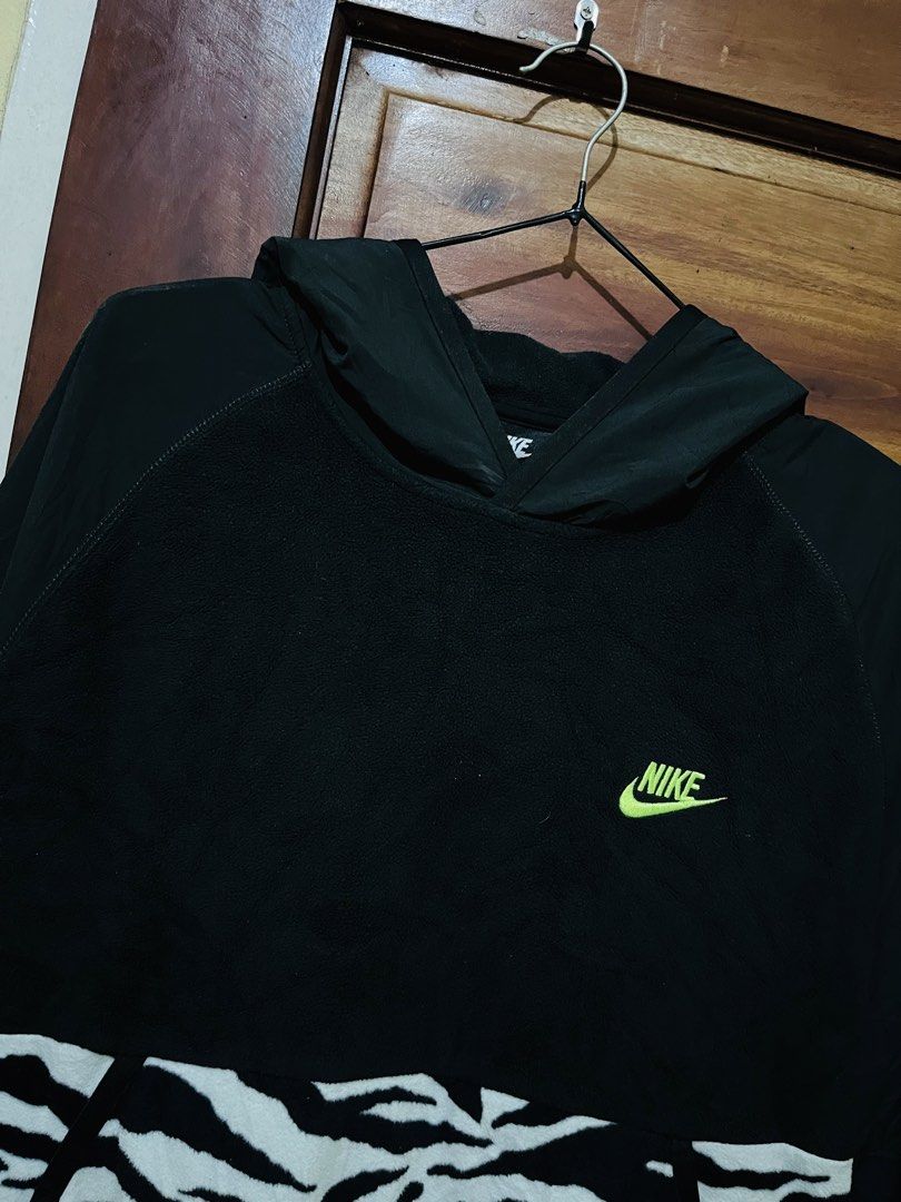 Nike fleece zebra hoddie (Category: Coats, Jackets and Outerwear) located in Tuguegarao City. Submitted by rodel_llanetaa (Listing ID 1465750910, Image 2). Description: Excellent conditon Size Xl on tag Width 23 Length 28 Color rate 9.8 Flaws none 950+Shippingfee!.