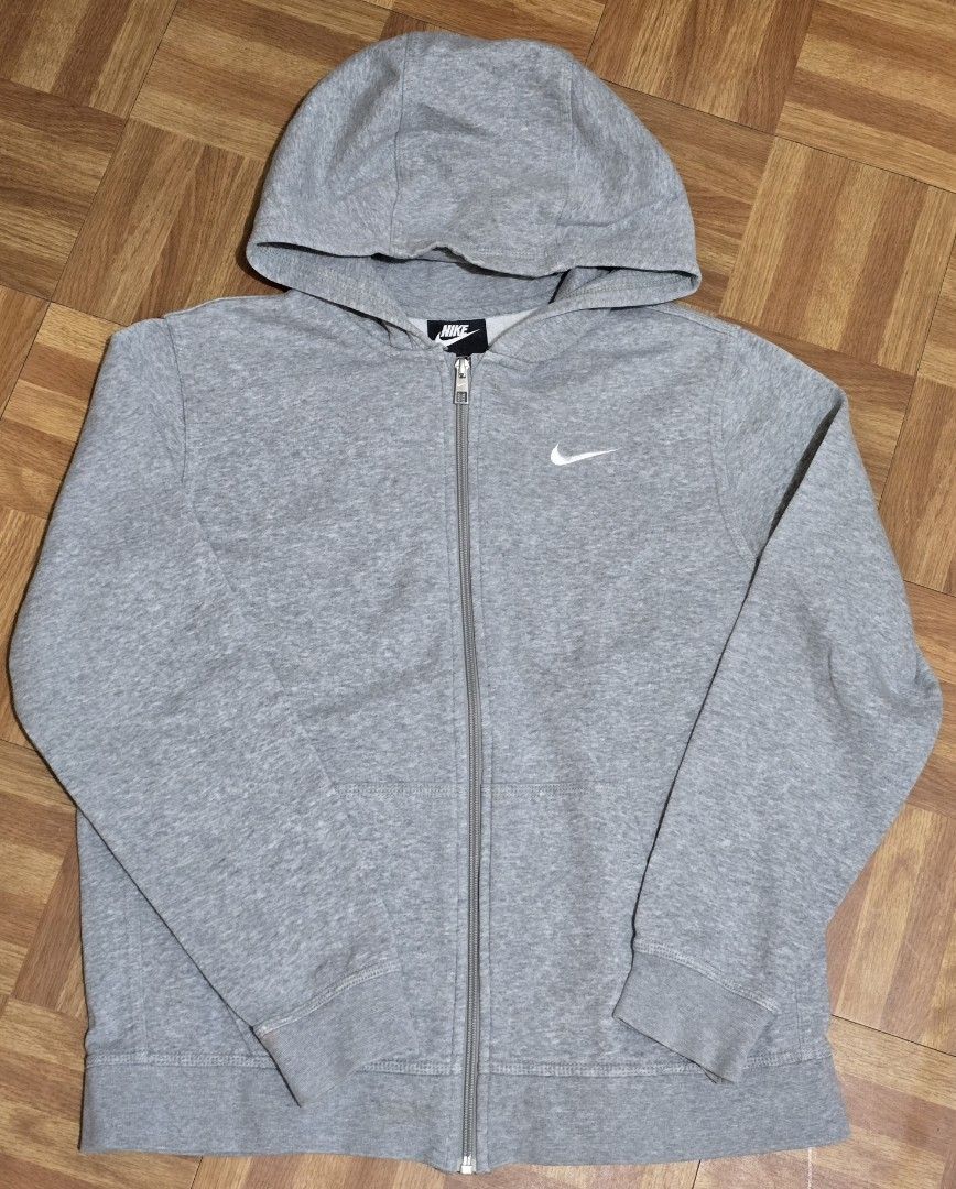 Nike Gray Hoodie (Category: Coats, Jackets and Outerwear) located in Manila. Submitted by gilbert0522 (Listing ID 1465653766, Image 1). Description: • NIKE Gray Hoodie • Color rate: 10/10 • Issue: No issue, just needs wash • Size: 20.5x25 • NEGOTIABLE TO SURE BUYER YOU CAN CHECK MY OTHER LISTINGS 👕 All Authentic/Original Preloved from South Korea 📍Sampaloc, Manila 🚚 JNT/Lalamove.