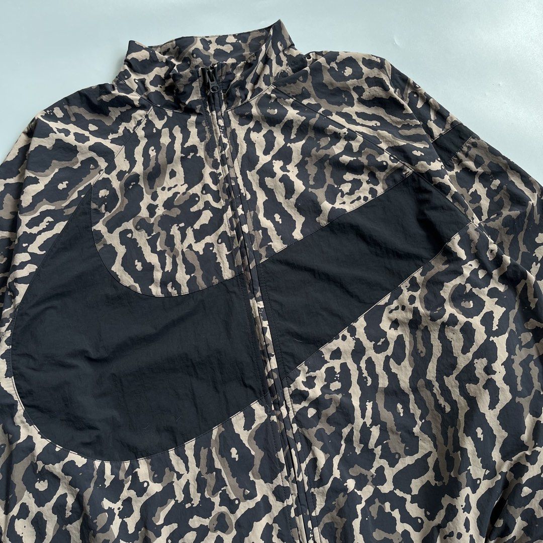 NIKE LEOPARD BIG SWOOSH (Category: Coats, Jackets and Outerwear) located in Taguig. Submitted by the_rare_edit (Listing ID 1465588564, Image 3). Description: DIMENSIONS: 24x26 ISSUE: none COLOR RATE: 10/10 CONDITION: Excellent condition .