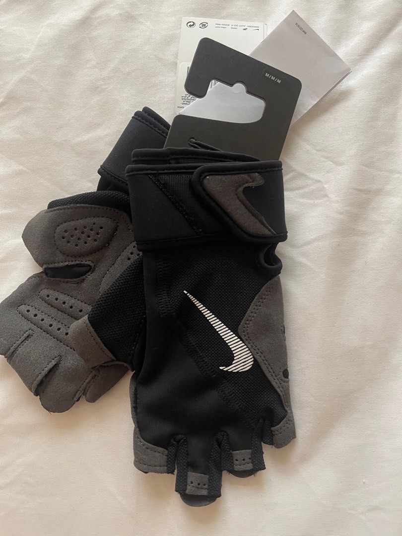 Nike Men’s Premium Heavyweight Training Gloves Size M (Category: Gloves) located in Taguig. Submitted by buymythingsty (Listing ID 1465710337, Image 2). Description: Size M Decluttering .