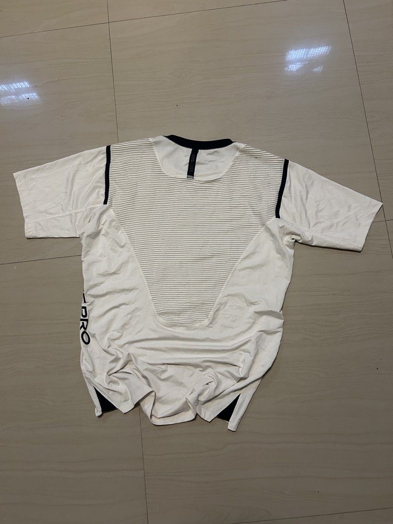 Nike Pro AeroAdapt White Training T-Shirt Size L (Category: Activewear) located in Dasmarinas. Submitted by zn_upcldtrs (Listing ID 1465637685, Image 2). Description: - 21 W / 28 L - As New Condition - No Issue.