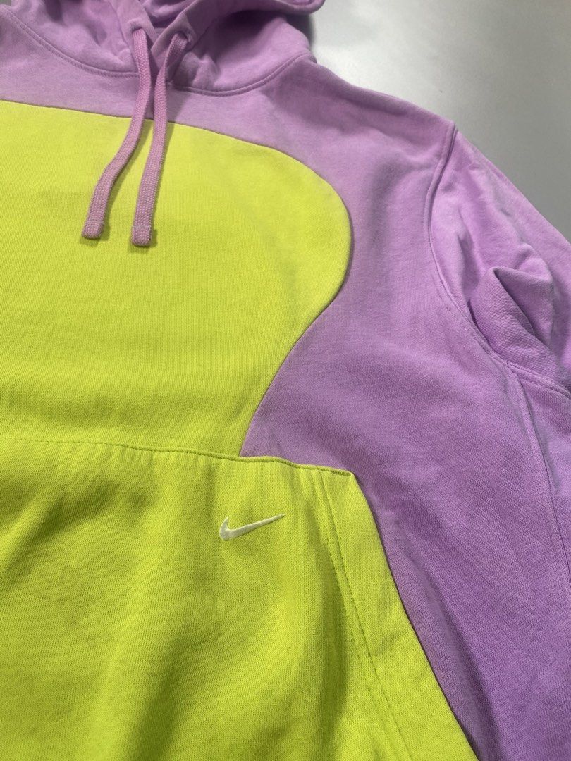 Nike Split color (Category: Coats, Jackets and Outerwear) located in Manila. Submitted by r4y.garm3nts (Listing ID 1465629222, Image 2). Description: Width 22 Length 28.