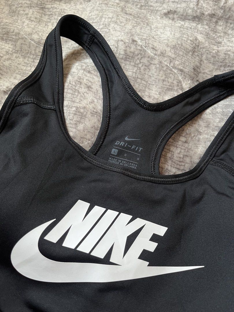 Nike sports bra (Category: Activewear) located in Davao. Submitted by hev-adi (Listing ID 1465614727, Image 2). Description: Nike sports bra Size large in excellent condition 🏷️350.