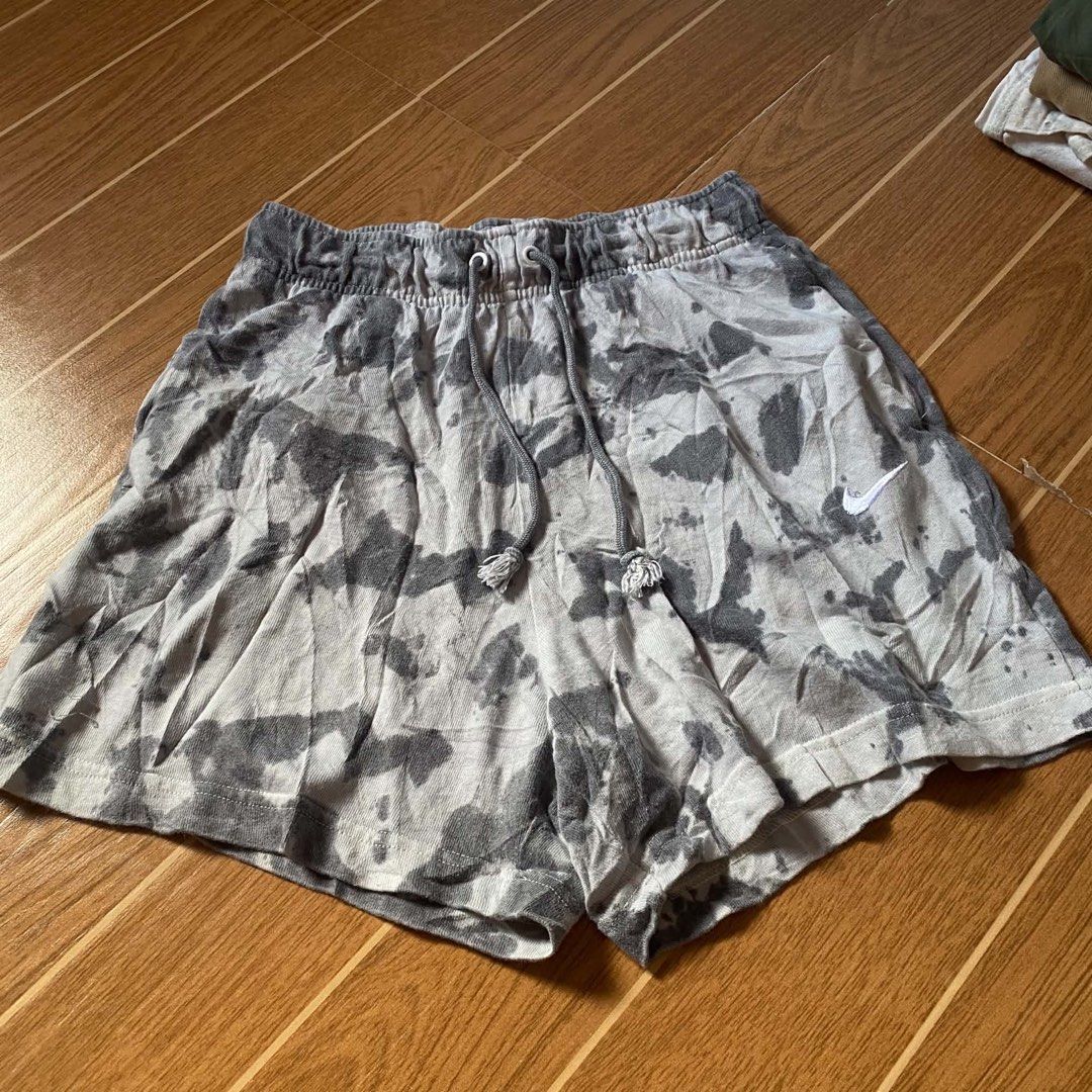 Nike sweatshort (Category: Shorts) located in Paete. Submitted by fat.archives (Listing ID 1465633016, Image 1). Description: Dimes Waist 26 /30 Length 15 Issue on pic +sf.