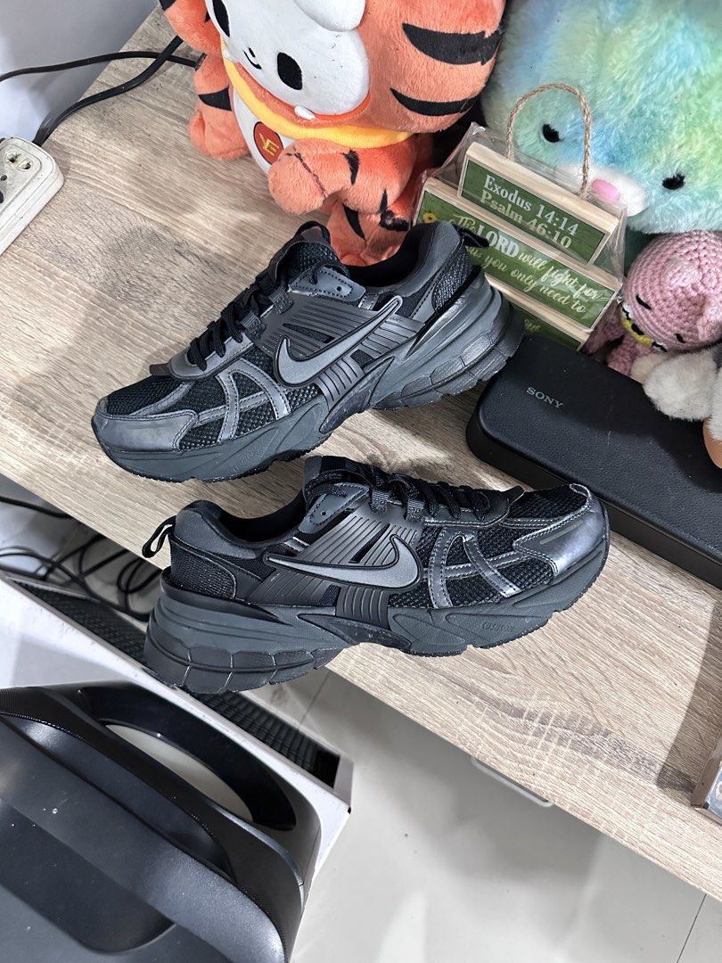 Nike V2k run (Category: Casual Shoes) located in Manila. Submitted by nilodanzcuadra (Listing ID 1465674812, Image 1). Description: Size 9 mens Good as new pa Loc: north caloocan.