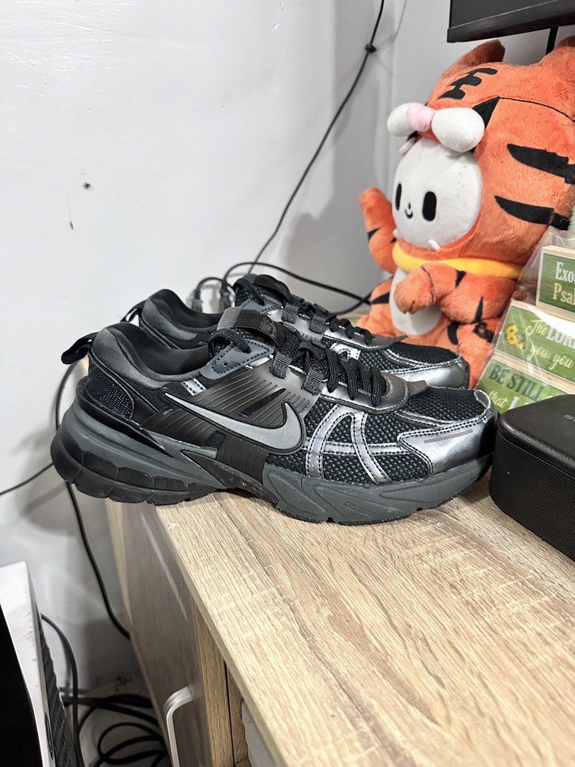 Nike V2k run (Category: Casual Shoes) located in Manila. Submitted by nilodanzcuadra (Listing ID 1465674812, Image 3). Description: Size 9 mens Good as new pa Loc: north caloocan.