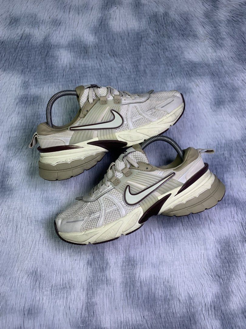 NIKE V2K RUN LIGHT OREWOOD BROWN (Category: Sneakers) located in Quezon City. Submitted by shooz.kartel (Listing ID 1465756117, Image 1). Description: For sale only‼️ NIKE V2K RUN LIGHT OREWOOD BROWN Excellent condition No major issues Size 8 us 39 euro 25 cm 1450 + sf only Legit/Authentic 💯 Pm for fast transact! 📩 Can do ship nationwide MOP: paymaya, bank transfer or gcash Location: Metro manila.