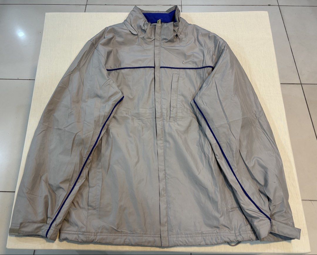 Nike Windbreaker (Category: Coats, Jackets and Outerwear) located in Cavite. Submitted by staythrifted.23 (Listing ID 1465662277, Image 1). Description: Large on 🏷️ Dimes : Length 29 Width 23 Excellent to Like new Color rate 9.7/10 Issue : Small Pin Hole 📩📩📩 Loc. Cavite We ship nationwide Payment first .