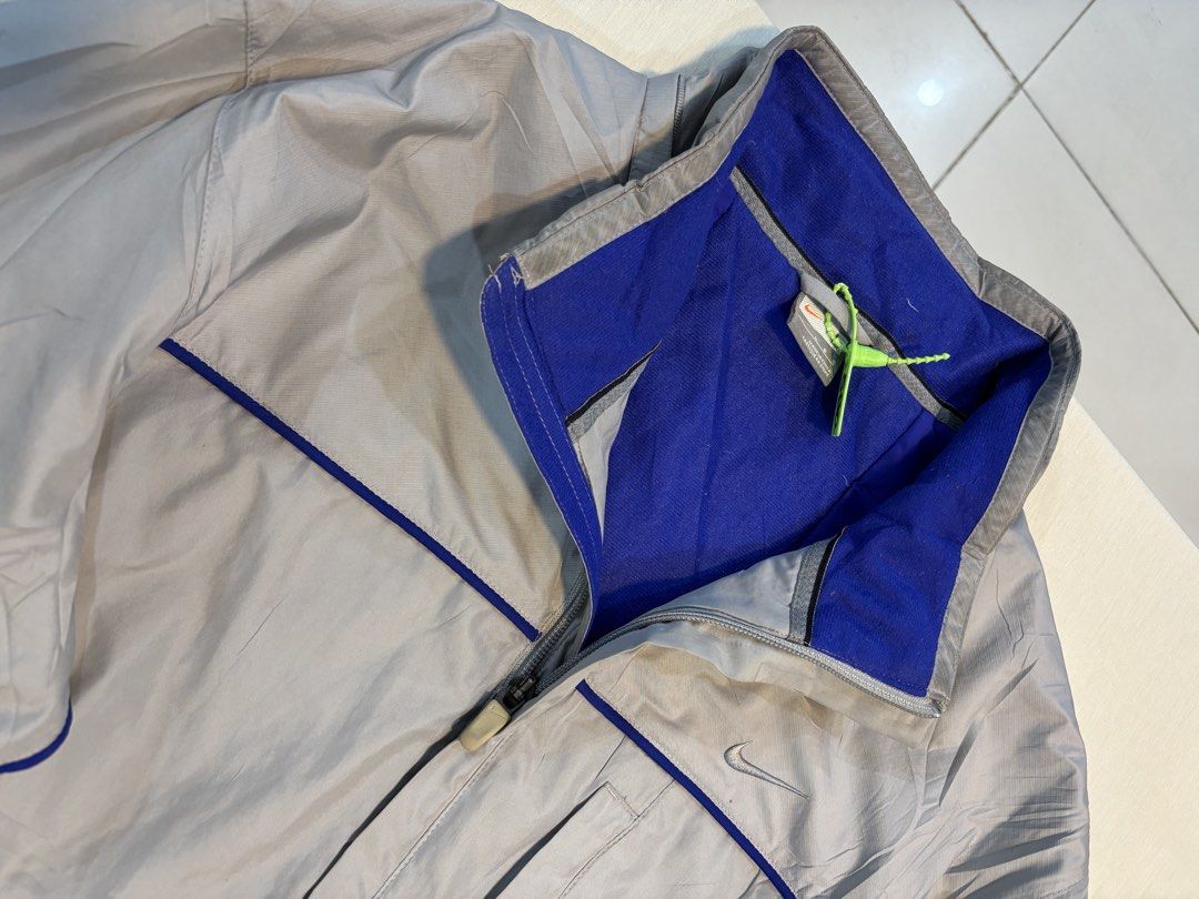 Nike Windbreaker (Category: Coats, Jackets and Outerwear) located in Cavite. Submitted by staythrifted.23 (Listing ID 1465662277, Image 2). Description: Large on 🏷️ Dimes : Length 29 Width 23 Excellent to Like new Color rate 9.7/10 Issue : Small Pin Hole 📩📩📩 Loc. Cavite We ship nationwide Payment first .