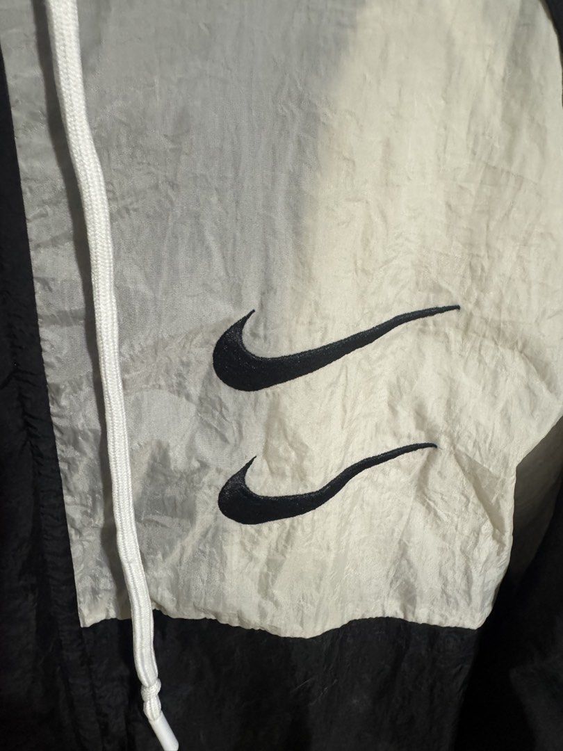 NIKE WINDBREAKER INTERNATIONAL (Category: Coats, Jackets and Outerwear) located in Manila. Submitted by suzuyaajuzoo (Listing ID 1465734996, Image 2). Description: NIKE WINDBREAKER maganda papo yung condition, no issue Dimension nya po nakaindicate na Width 23.5 Length 29.5 Pwede po sa L to XL Rfs: nagbabawas na ng mga jackets. Via jnt or lalamove sa malapit. WALANG FREESHIPPING .