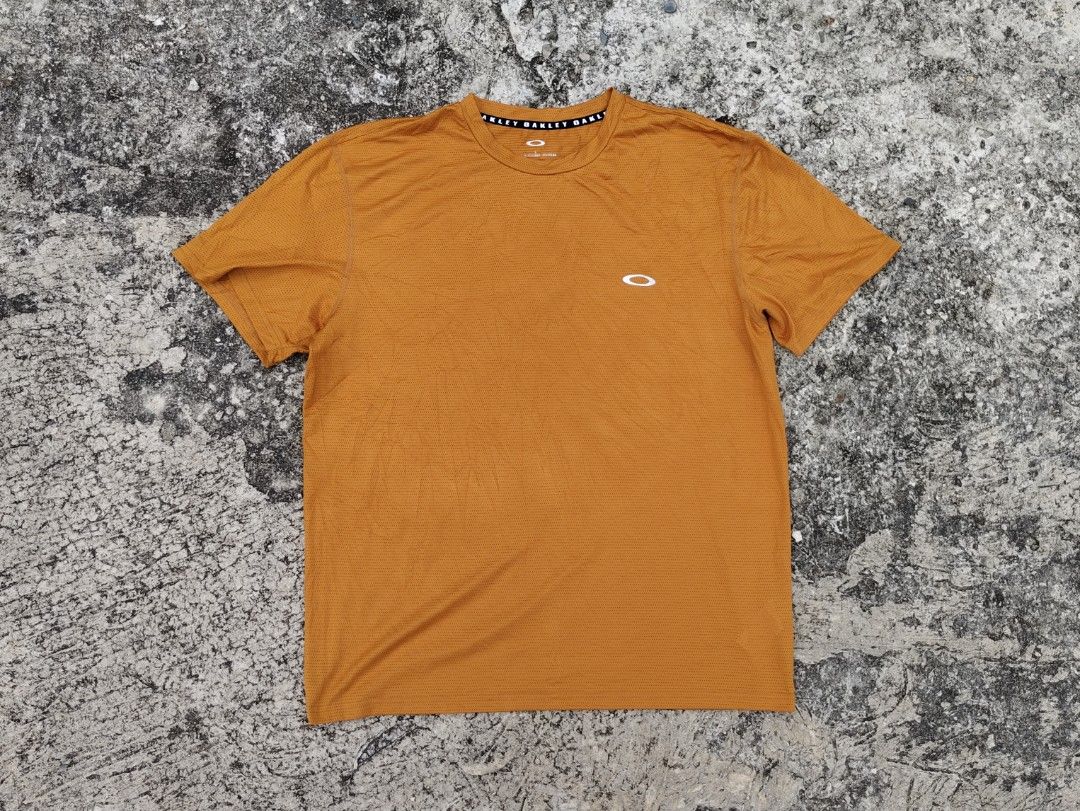 Oakley athletic shirt (Category: Formal Shirts) located in Mati. Submitted by gsthrift (Listing ID 1465667862, Image 1). Description: Large on tag Length 28.5 Width 22.5.