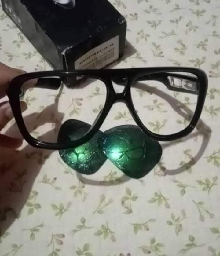 OAKLEY DESPATCH 2 (Category: Sunglasses & Eyewear) located in Klang. Submitted by mvikhail (Listing ID 1465597678, Image 1). Description: condition leg - fix lens rosak. xde calar. authentic item..