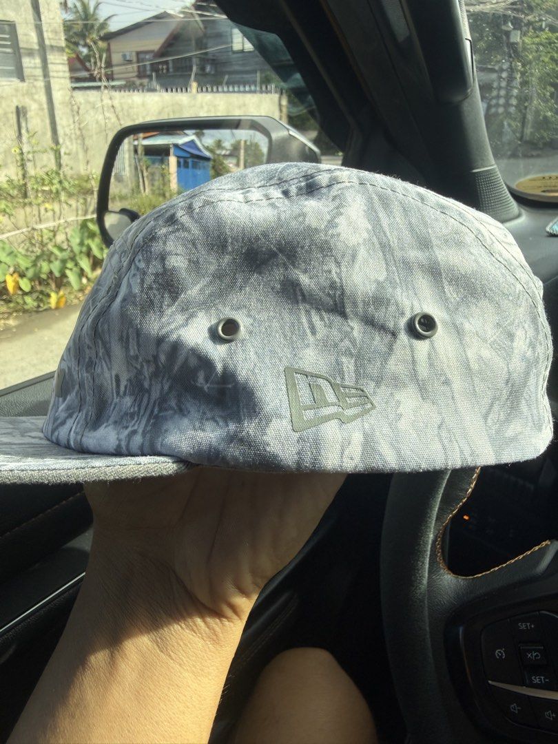 oakley hat (Category: Caps & Hats) located in Santiago. Submitted by immikehell (Listing ID 1465579195, Image 2). Description: The item in the selected region is an Oakley x Jeff Staple Collaboration 5-Panel Tree Camo Cap. This rare collector's piece is a 5-panel camper style hat. It features a distinctive grey, white, and silver-toned woodland/tree camouflage pattern throughout. The front panel is decorated with a large tonal grey print that sea